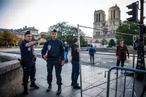 Париж пак чисти оловото край "Нотр Дам"