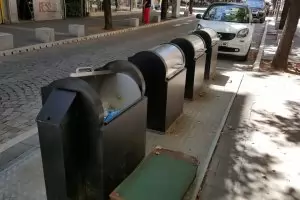 Новите контейнери за смет по "Солунска" са на път да вмиришат центъра