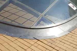  Ларгото е със счупени плочки и след третия ремонт