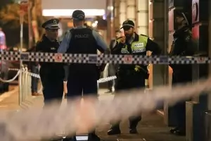 Мъж вилня с нож в центъра на Сидни