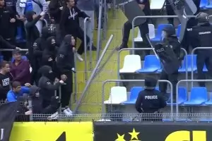 Феновете на "Левски" пак си показаха магариите (видео)