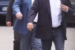 Прокуратурата тихомълком е обвинила двама души за изнудване на Пеевски и Доган