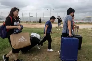 Демонстранти блокираха пътищата към летището на Хонконг