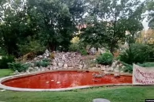 Скулптор оцвети в червено водата в столичен фонтан за 9 септември (видео)