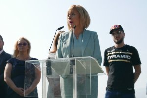 Имената на неколцина бивши политици изпъкват сред членовете на инициативния