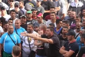 Мъже в черно и роми торпилираха протеста срещу Гешев