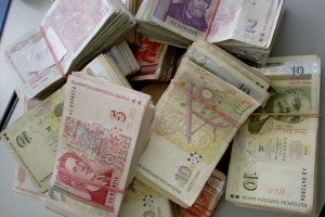 Близо половината от парите похарчени от държавната администрация в последните