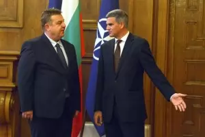 Спорът за военното разузнаване продължава