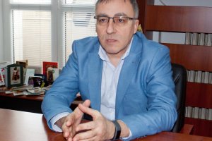 Вместо да пише оценки и отзиви за учениците в електронния дневник