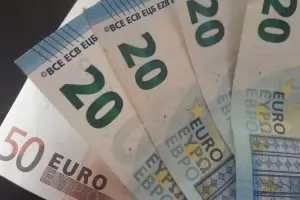Гръцкото правителство ще раздаде щедри бонуси на хора с ниски доходи