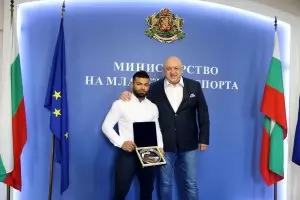 Почетен плакет за щангиста Божидар Андреев