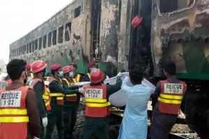  70 души изгоряха във влак в Пакистан