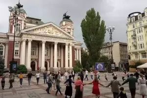 Общината ще търси друго място за хорото пред Народния театър