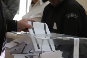 Изходът от балотажа в София в неделя се очертава като