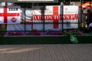 Семейството на английски футболен фен починал в България настоява случаят