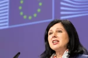 Еврокомисар Йоурова: ЕК и занапред ще наблюдава България