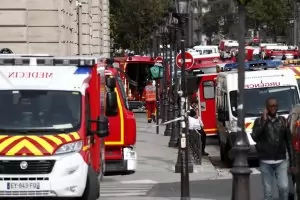 Мъж наръга с нож 4-ма полицаи в Париж