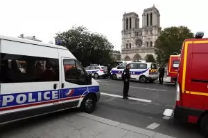 Четирима загинаха при нападение срещу полицаи в Париж