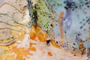 Млад художник бори гравитацията