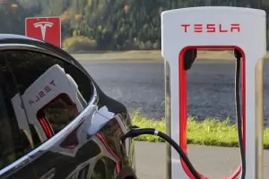 "Тесла" ще прави завод за 2 млрд. долара в Шанхай