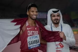 Организаторите започнаха да пълнят трибуните със зрители под строй