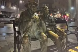 Статуята на Пенчо Славейков отново има бастун (видео)