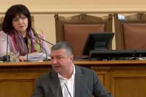 Караянчева към депутат: Не ми потропвайте по трибуната (видео)