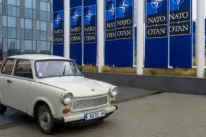 Трабантът на Паси краси щаба на НАТО