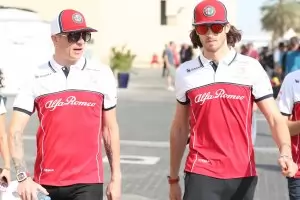 Пилотите на "Ферари" се разбраха да се състезават по-спокойно