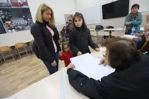 Българите се дистанцират 
от партиите и институциите