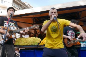 Дубиоза колектив изненадаха българската публика с акустично шоу на необичайна