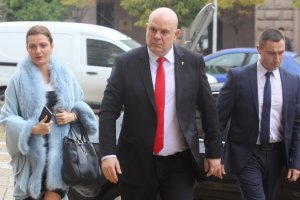 С вяло обещание да започне дискусия за промени в конституцията които