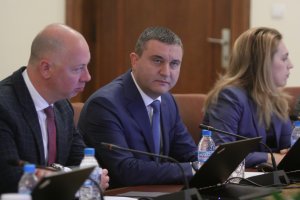 Краят на годината наближава и кабинетът не пропуска всяка възможност