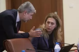 Вицепремиерът Марияна Николова пише правила за киберетика