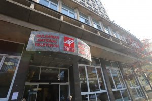 Пред сградата на Националната телевизия за втора вечер се провежда
