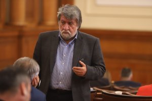 Имам чувството че единственият адекватен политик е нашият премиер защото има