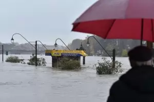 Проливни дъждове и наводнения взеха жертви във Франция
