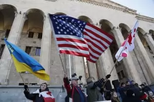 Протестиращи в Тбилиси не пускат депутатите в парламента