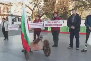 Сопот излезе на протест срещу съвременния "превод" на „Под игото“ (видео)
