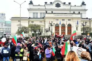 Протести срещу Закона за закрила на детето в София и Варна (галерия)