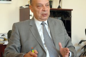 Професор Веселинов в продължение на две години вие предупреждавате