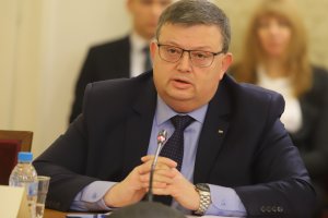 Само 626 души заемащи висши публични длъжности са подали в