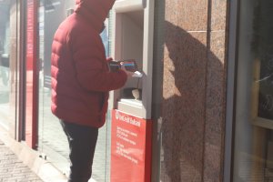 Потребители с банкови карти на Уникредит Булбанк днес бяха изненадани неприятно