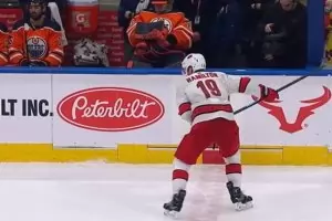 Гол от центъра стана хит в НХЛ (видео)