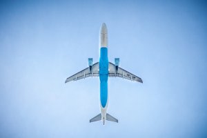 Най малко 15 души са загинали след като пътнически самолет със