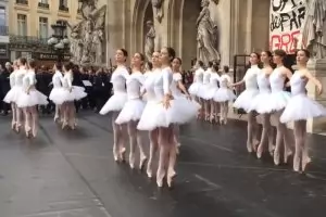 Парижки балерини танцуваха на студа срещу пенсионната реформа