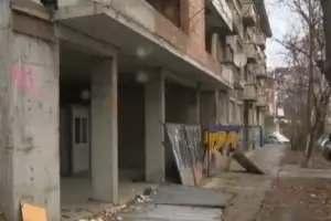 Ограда на строеж в центъра на София падна върху майка и дете