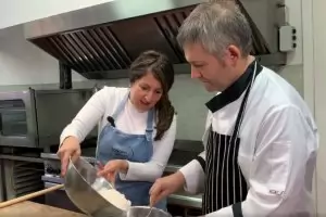 Посланик Херо Мустафа направи баница за първа Коледа в България