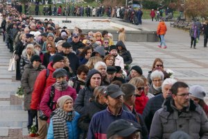 Обичан приживе почитан и след кончината си  Дълги опашка от желаещи