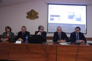 Висшите училища в България обучават все повече лекари инженери и